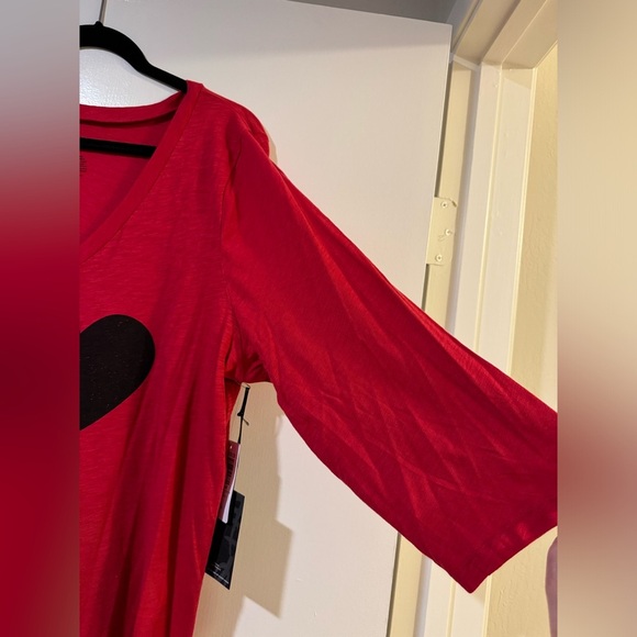 Torrid NWT Disney 3/4 sleeve v neck red shirt - Picture 3 of 5